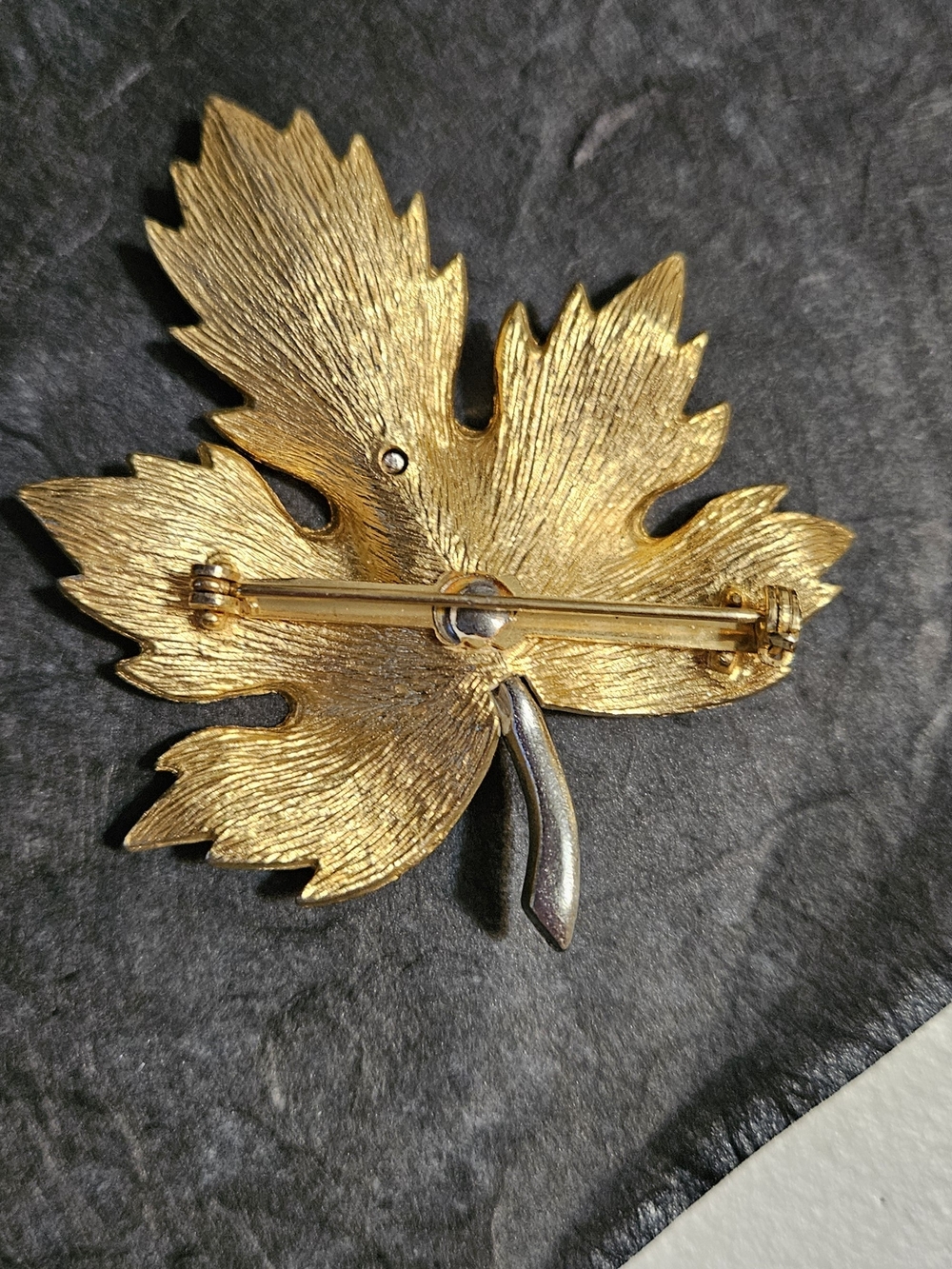 Vintage Gold Maple Leaf Brooch and Earring Set. - Picture 3 of 7